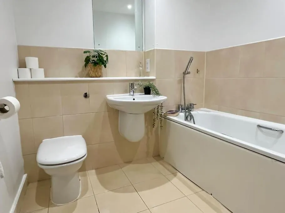 Spacious 2 Bedroom Apartment With Parking Nottingham
