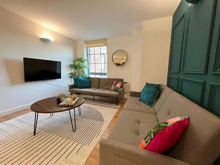 Spacious 2 Bedroom Apartment With Parking Nottingham