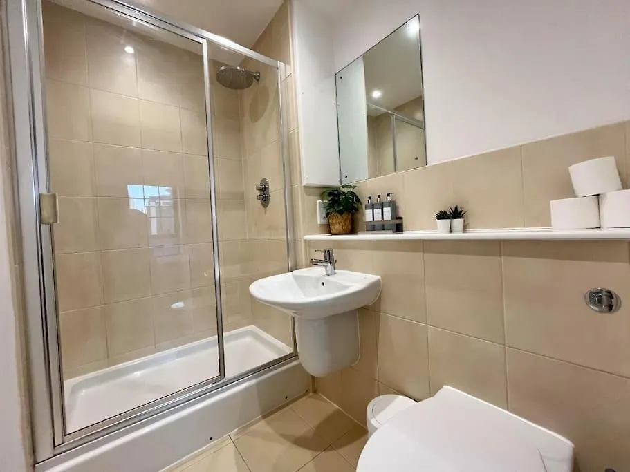 Spacious 2 Bedroom Apartment With Parking Nottingham